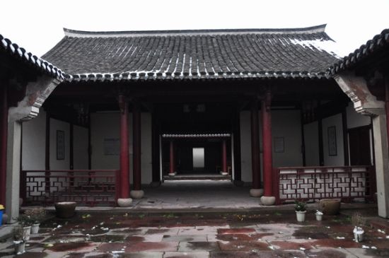 在故乡,他还留下了由他捐资建造的半浦小学。始建于1921年的半浦小学,那幢欧式特征明显的主楼,经历了80年风雨之后,依然完好地伫立着,学校门口的招牌却更换了多次,如今上面写着江北赛恩电器厂。大门进去,看见一块碑,刻于1927年,字迹模糊。正是黄昏,两边平房里传出隆隆的机器声,庭院里的鸡冠花开得红火。