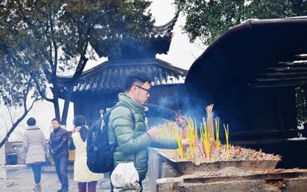 鸡鸣寺烧香祈福 摄影:@旅行者1954