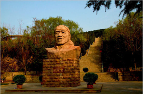 352801136_陈永贵的半身雕像