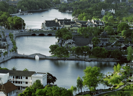 月湖,又名西湖,位于宁波市城区的西南,开凿于唐贞观年间,是宁波