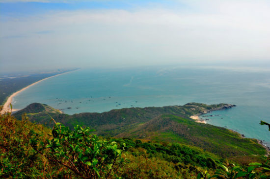 穿过东郊椰林,来到铜鼓岭,之后下到石头公园玩水,铜鼓岭上风景很好