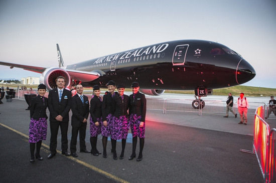 新西兰航空空乘在梦想客机787-9交付活动现场