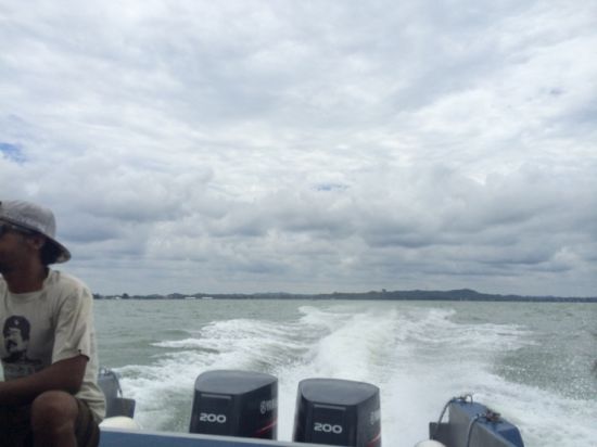 浪花撲打在船上,密佈的雲低低的在海面上。 浪花撲打在船上,密佈的雲低低的在海面上。