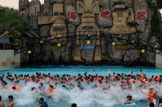夏日激起浪花一朵朵 到南宁水世界享受清凉_新浪旅游_新浪网