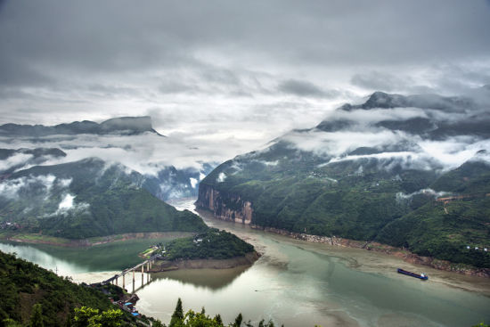 摄影师拍摄绝美三峡云雾 被赞三峡之子
