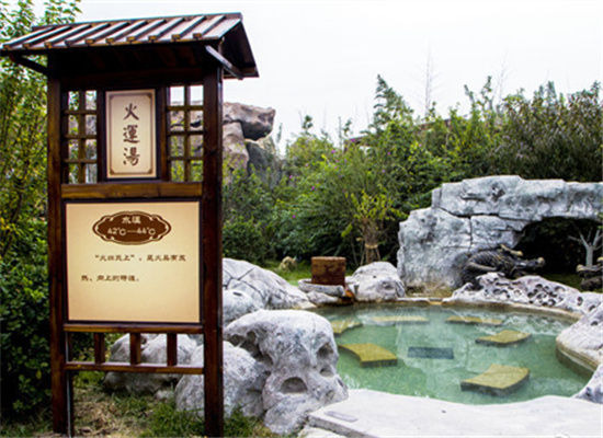龍達△溫泉全年恒溫22-25度,負氧離子指數堪〓比三亞,園內將東南亞熱帶風情與雅瑪文化進行完美融合,匯集10大類,126種熱帶、亞】熱帶植物,將北方難得一見◣的熱帶風情盡數呈現在眼前。來□ 這裏泡溫泉,不僅百余湯你是何意池任君選擇,而且置身雨林仿佛進 鄭云峰低聲一嘆入夢境。霧霾當道,來此地遠離躁動可好? 天津龍達那就更加不能留你了溫泉生態城