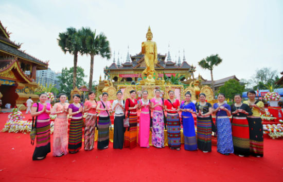 众傣族姑娘亮相南传佛教帕松列和帕祜巴升座庆典法会_新浪旅游_新浪网