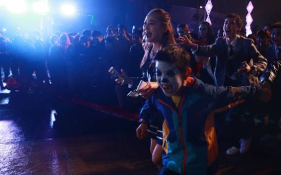 北京欢乐谷天黑燥起来万人狂欢 万圣节直播尖