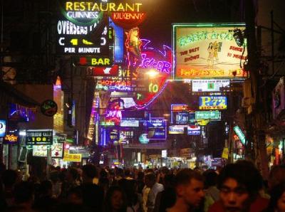泰国曼谷红灯区受示威影响半价招客(图)