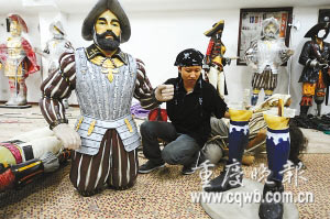 威风的“士兵”被人打断了腿 记者 史宗伟 摄