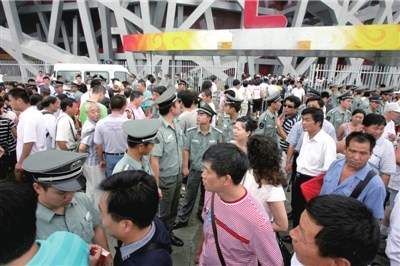 鸟巢外保安围成一圈,防止游客闯入