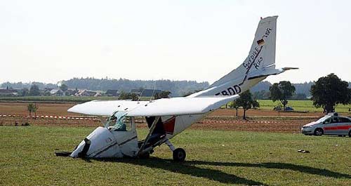 德国一架小型飞机与直升机相撞造成四死一伤(