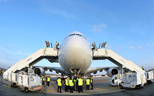 组图:欧洲首架空客A380飞机法国交付使用