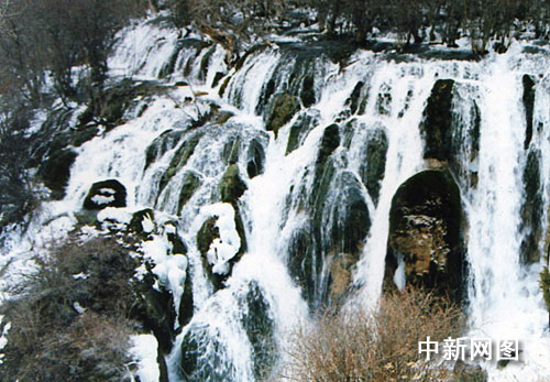 特殊化的钙化地貌映衬着108处五彩湖水更兼冰雪之光原始而静谧的
