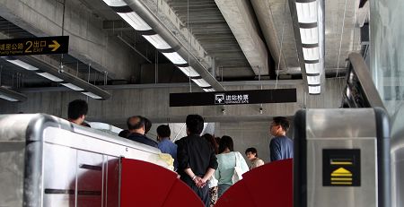 上海“无装修”车站:在建的轨交8号线二期首次推出“无装修”车站模式,使用清水混凝土达到没有任何装修装饰的效果,这种简洁、原始的艺术感车站在法国、日本的地铁线路上曾有过尝试。
