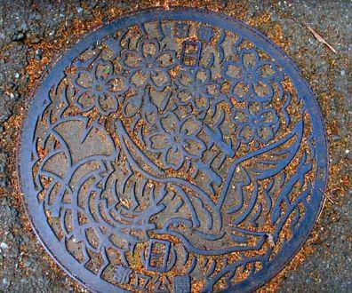 组图:日本街头极富创意的下水道井盖(3)