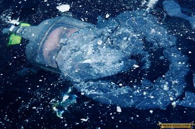 8、1月13日，德国海尔布隆，一名警察在冰下进行潜水训练。