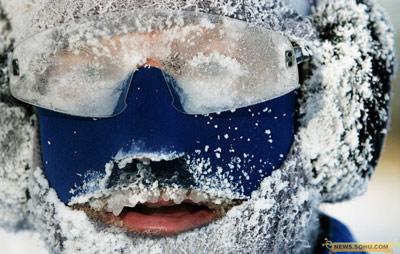 9、1月13日，美国明尼苏达州东南部城市明尼阿波利斯，一名晨跑锻炼的人看起来像个冰人。