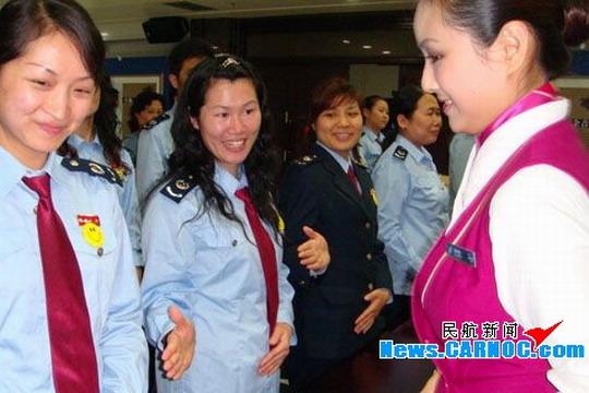 南航深圳明星空姐教国税局员工展露迷人笑容(
