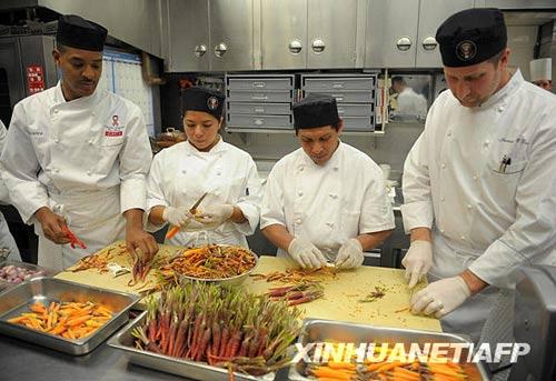 2月22日，在美国华盛顿白宫的厨房里，厨师们正在为宴请州长的晚餐而忙碌。新华社/法新