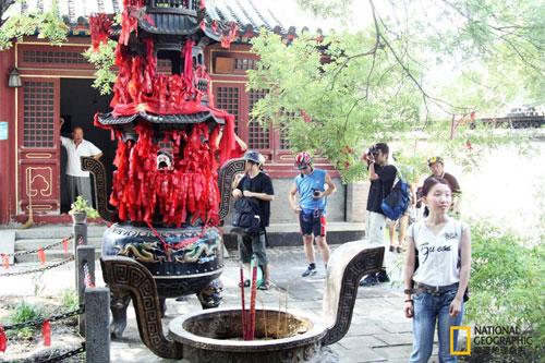 正式出发前，所有队员参观燃灯塔和佑胜教寺