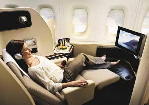 澳洲航空公司空中客车a380头等舱乘客正在舒适,可平躺的座椅上观看