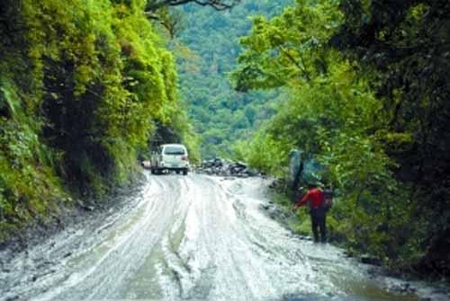 川藏公路上泥泞的路段