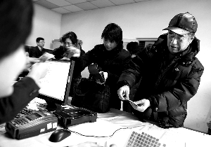 昨日，北京动物园，市民正在办理2010年公园年票。记者 韩萌 摄