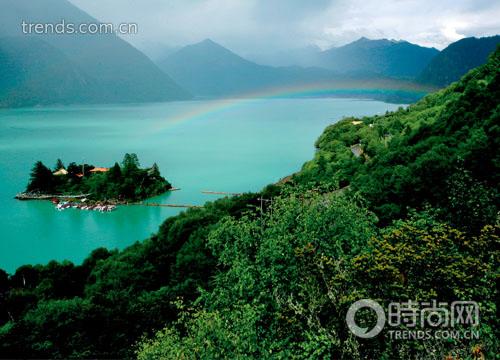 　　巴松错和湖心的扎西岛，湖泊周围的生态保存得非常好。