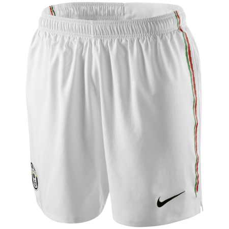 尤文图斯队服采用圆高翻领 黑白条纹呈锯齿状