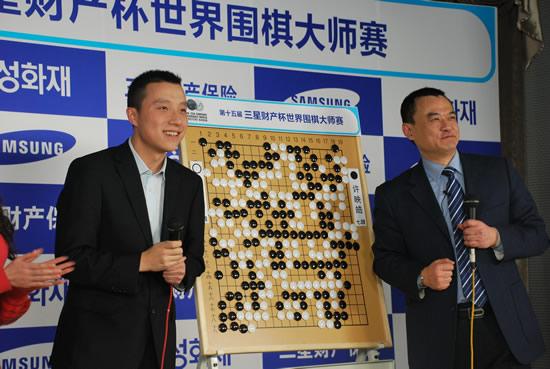 台也进行了现场直播,王元和陈盈两位围棋名嘴为现场的棋迷们讲解比赛