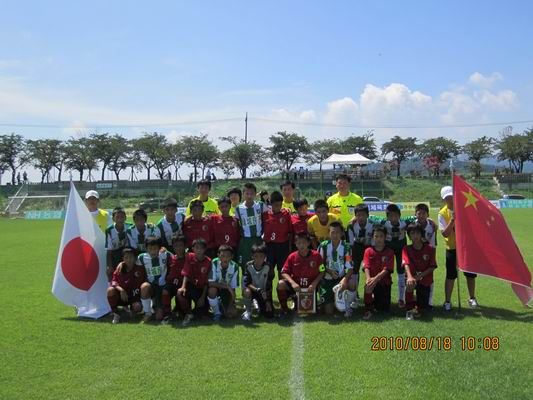 与日本鹿岛鹿角队合影