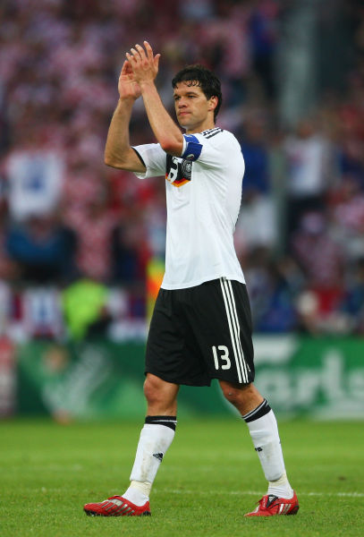 德国足球的一面旗帜中场大师迈克尔巴拉克生日