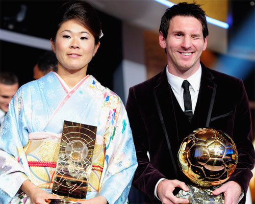 日本女足核心当选世界足球小姐 身穿和服领奖(图)_国内足球-女足