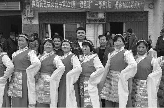 站主请来文艺队表演藏族舞蹈
