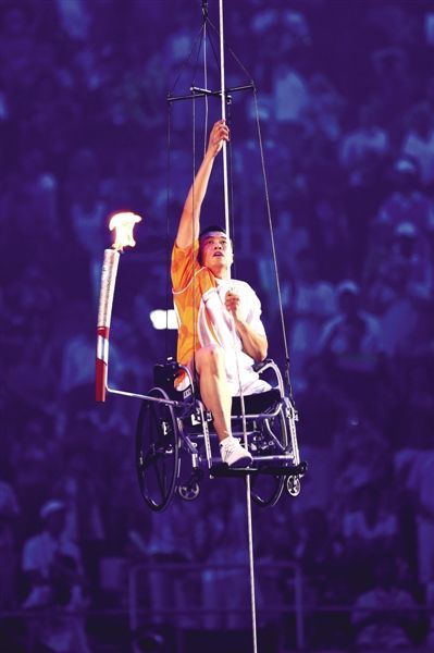 2008年北京残奥会开幕式上，侯斌依靠双手牵引自己和轮椅升至高空，点燃了残奥会主火炬。
