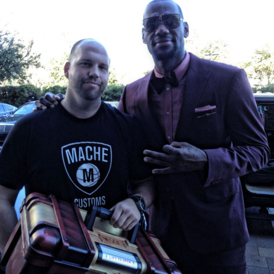 詹姆斯钦定钢铁侠定制战靴灵感来自MARK47_