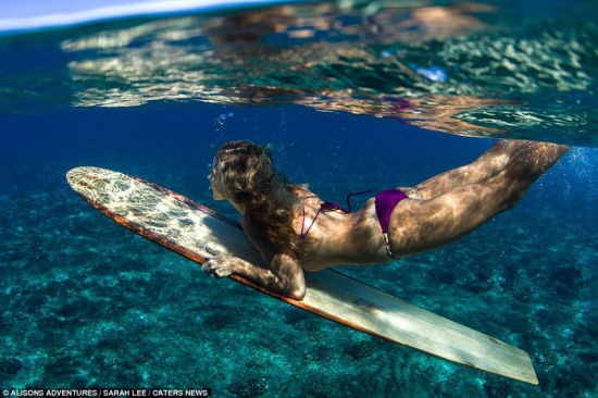 美女冲浪运动员海底逐波展示曼妙身姿_空域-水