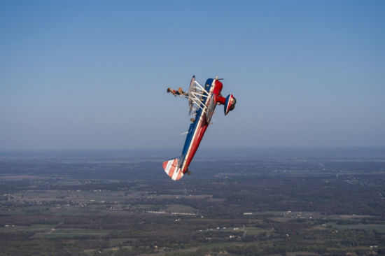 美国女子百米高空上演机翼行走特技