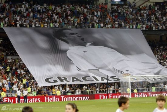 伯纳乌球迷打出“感谢劳尔”的巨幅海报