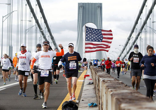 美国纽约举办马拉松 选手背十字架参赛_越野跑