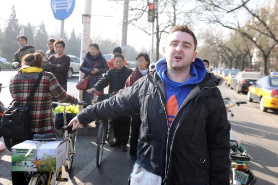 北京街头外国小伙扶摔倒中年女子遭索赔