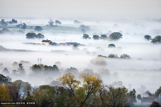 英国阳光融化天空雾毯奇幻景象美不胜收_图片