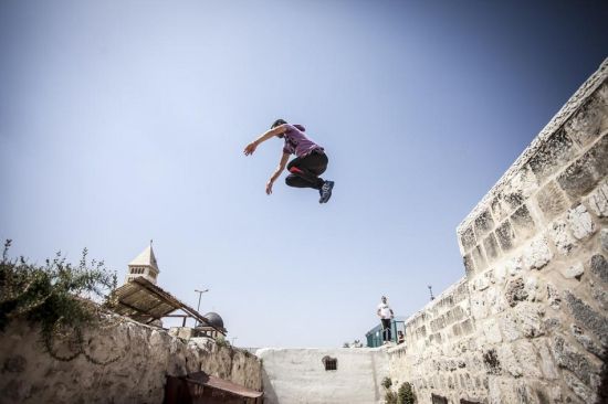 耶路撒冷古城里跑酷青年体验飞翔感觉_图片_新浪户外_新浪体育_新浪网