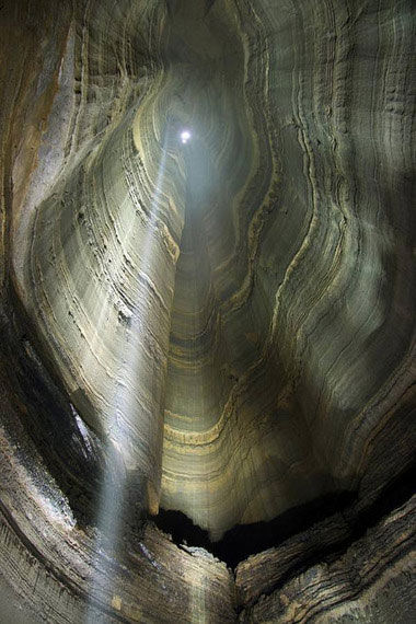格鲁吉亚库鲁伯亚拉洞穴--世界最深的地方。