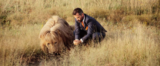 非洲管理员与狮子踢足球呼吁保护野生动物