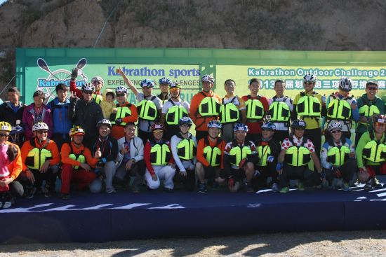 划骑跑三项运动，是将目前国际流行的户外运动项目皮划艇、骑山地车、越野跑组合。