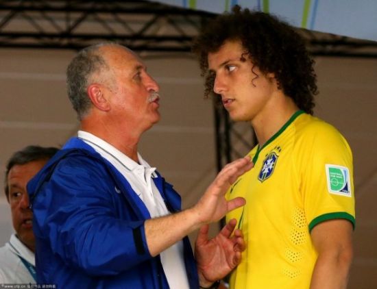 路易斯解围失误,而斯科拉里则被认为是整届世界杯巴西战绩惨淡的罪魁