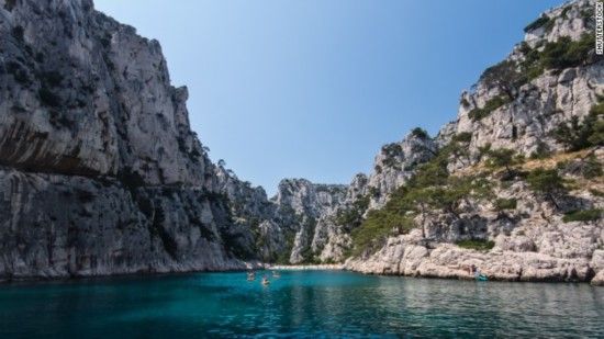 Calanque d`En Vau̲˹ λڵкԵغ̲λڱС˹뷨ڶ֮䡣խĺ̲Χֶ͵Χ˿ͽ˴ִ