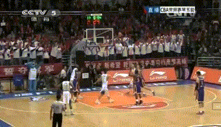 动图周琦干扰罚球郭士强不满险引冲突